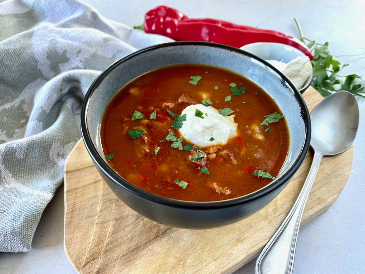 Een heerlijk verwarmend goulashsoep recept Gezin over de Kook